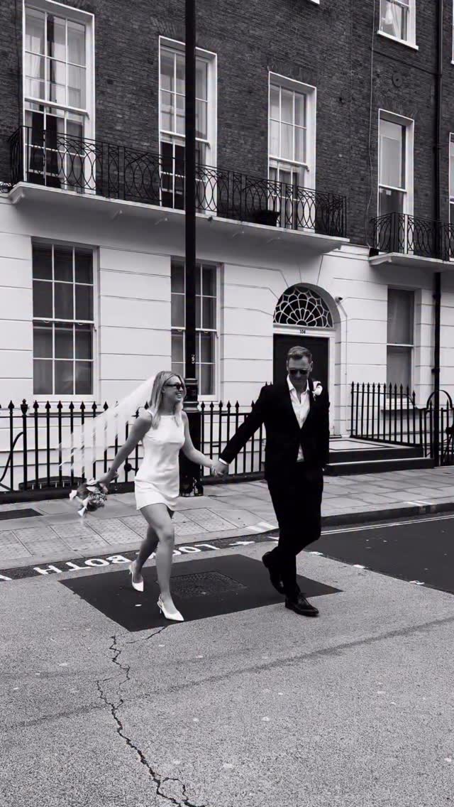 London moments, captured simply 🩶

Content creation @momentsbylilastudios 
Photography @oliviamelhopweddings 
Models @phoebeandsean 
Hair & Makeup @spring_lane_flowers 
Bridal attire @liliacassceremonial 
Jewellery @zoeporterjewellery