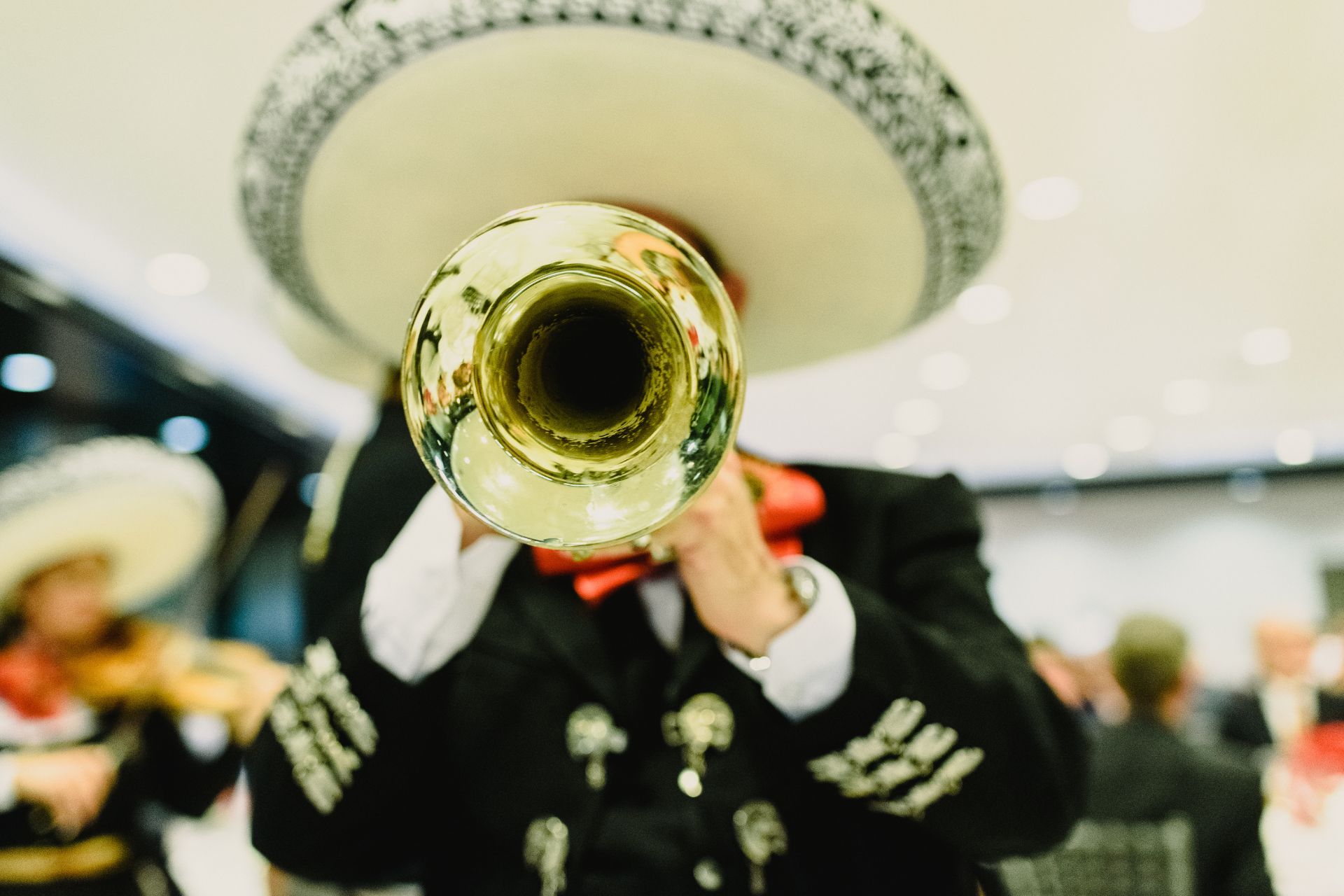How to surprise your wedding guests